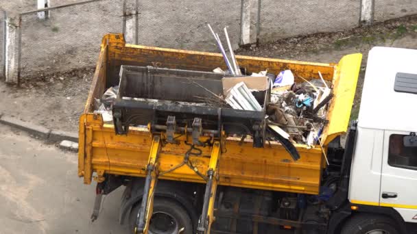 Погрузка мусора в машину — стоковое видео