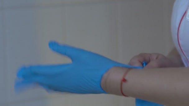 Врач Носит Перчатки Доктор Надевает Синюю Стерилизованную Медицинскую Перчатку — стоковое видео