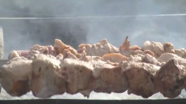 Domuz etinin bir şiş bir mangal üzerinde kızartma. Dönüm etin kömürlerin üzerine. İştah açıcı şiş kebap. Lezzetli Barbekü.