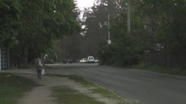 Şiddetli bahar yağmuru yolda araba ve yoldan geçen insanlar ile sokakları sel.