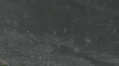 Şiddetli bahar yağmuru yolda araba ve yoldan geçen insanlar ile sokakları sel.