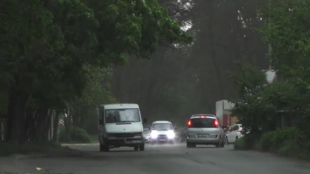 Zware Lente Regen Overstromingen Straten Met Auto Weg Mensen Die — Stockvideo