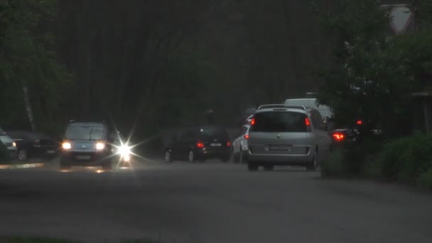 大雨淹没了街上 路上有小汽车和路过的人 — 图库视频影像