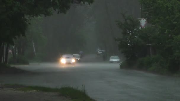 Fuertes Lluvias Primavera Inundan Las Calles Con Autos Carretera Gente — Vídeos de Stock