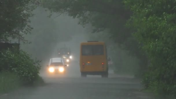 Şiddetli Bahar Yağmuru Yolda Araba Yoldan Geçen Insanlar Ile Sokakları — Stok video