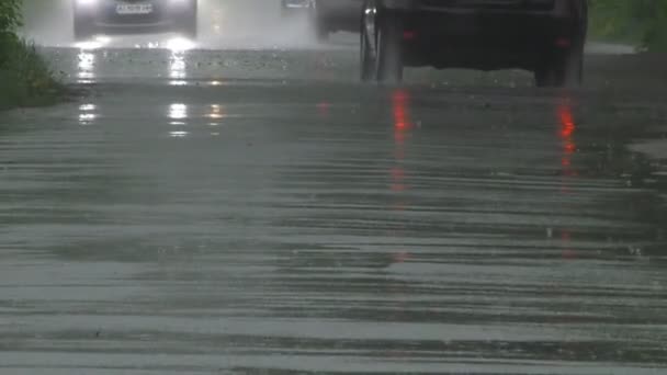 Zware Lente Regen Overstromingen Straten Met Auto Weg Mensen Die — Stockvideo