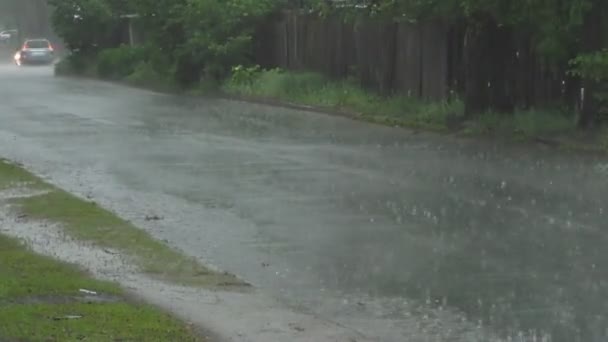 Проливной Весенний Дождь Наводняет Улицы Машинами Дороге Проходящими Мимо Людьми — стоковое видео