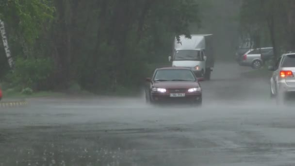 Şiddetli Bahar Yağmuru Yolda Araba Yoldan Geçen Insanlar Ile Sokakları — Stok video