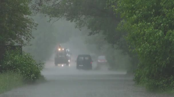 Ciężki Wiosenny Deszcz Powodzi Ulice Samochodami Drogach Ludzi Przechodzących Przez — Wideo stockowe