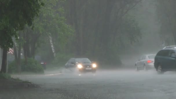 Fuertes Lluvias Primavera Inundan Las Calles Con Autos Carretera Gente — Vídeo de stock