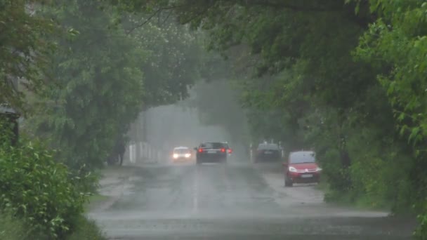 Şiddetli Bahar Yağmuru Yolda Araba Yoldan Geçen Insanlar Ile Sokakları — Stok video