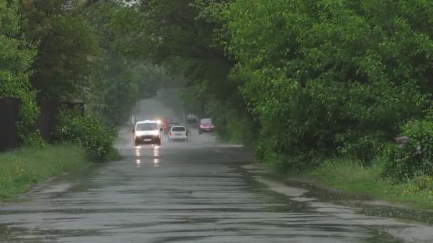 Важкий Весняний Дощ Затоплює Вулиці Машинами Дорозі Люди Проходять Повз — стокове відео