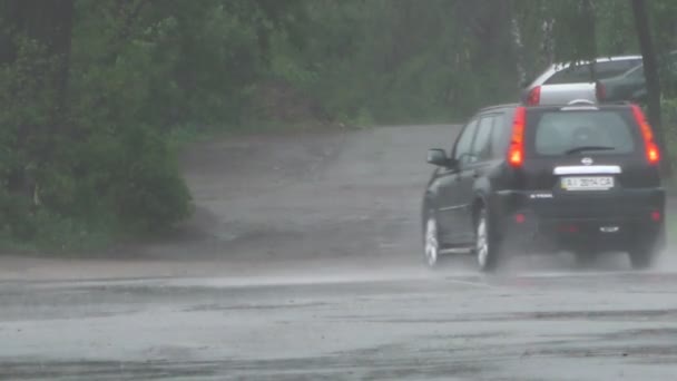 Chuva Forte Primavera Inunda Ruas Com Carros Estrada Pessoas Passando — Vídeo de Stock