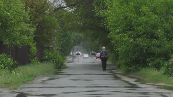 Важкий Весняний Дощ Затоплює Вулиці Машинами Дорозі Люди Проходять Повз — стокове відео