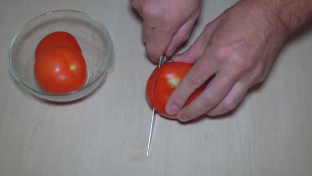 Cortar Tomate Lechuga Cortar Tomate Lechuga Rodajas Una Tabla Cortar — Vídeo de stock