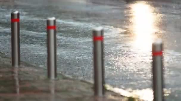 一场倾盆大雨在城市公园 — 图库视频影像