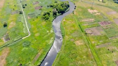 Nehrin, vurgun ve su yüzeyi ve güneş ve nehir ayna yüzeyine gökyüzünde yansıması boyunca hareket havadan görünümü