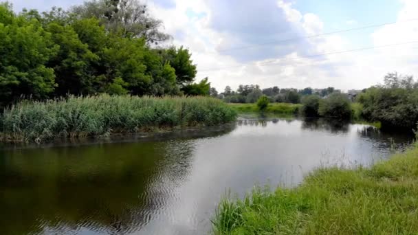 Vue aérienne de la rivière, mouvement le long des virages et de la surface de l'eau et la réflexion du soleil et du ciel dans la surface miroir de la rivière 