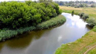 Nehrin, vurgun ve su yüzeyi ve güneş ve nehir ayna yüzeyine gökyüzünde yansıması boyunca hareket havadan görünümü