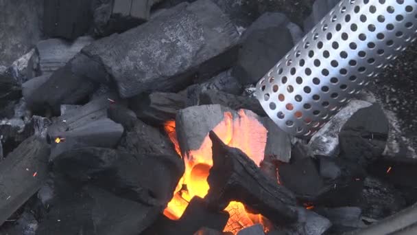 Розкладання Деревного Вугілля Барбекю Електричним Тепловим Пістолетом Високої Температури Потоком — стокове відео