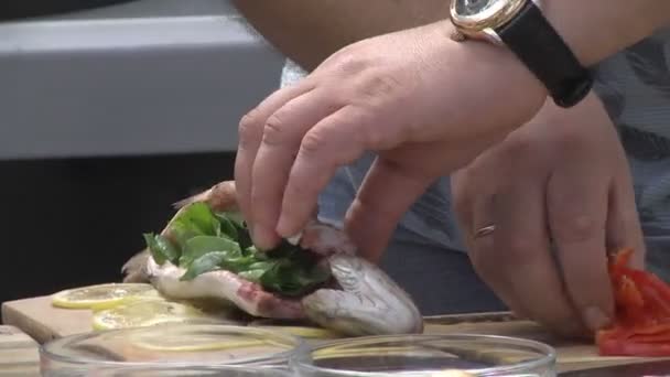 Pescado Trucha Cocinado Sobre Carbón Vegetal Espolvorea Con Hierbas Condimentos — Vídeo de stock