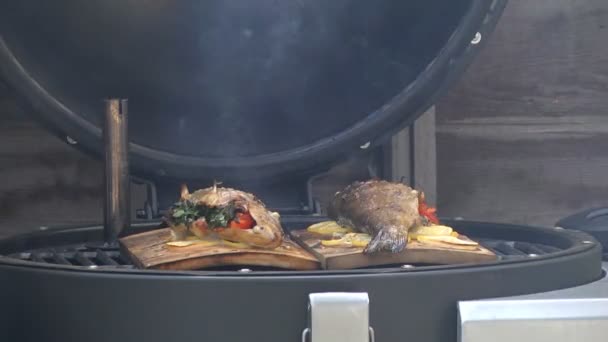 Pescado Trucha Cocinado Sobre Carbón Vegetal Espolvorea Con Hierbas Condimentos — Vídeos de Stock