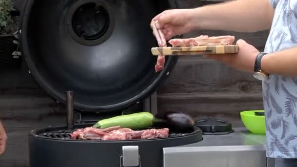 Grillade Revben Matlagning Läckra Saftiga Grillade Köttbiffar Brand Grill Fläsk — Stockvideo