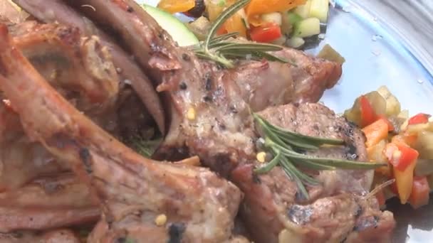 Costillas Asadas Cocinar Deliciosos Filetes Jugosos Carne Parrilla Llamas Costillas — Vídeo de stock