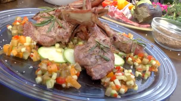 Costillas Asadas Cocinar Deliciosos Filetes Jugosos Carne Parrilla Llamas Costillas — Vídeos de Stock