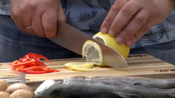 Close Chef Hands Gesneden Gele Citroenen Plakjes Citroen Toe Voegen — Stockvideo