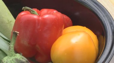 Salataların sağlıklı ve lezzetli diyet yemeklerinin hazırlanması için hazırlanan mutfak masasında sebze ve baharatlar