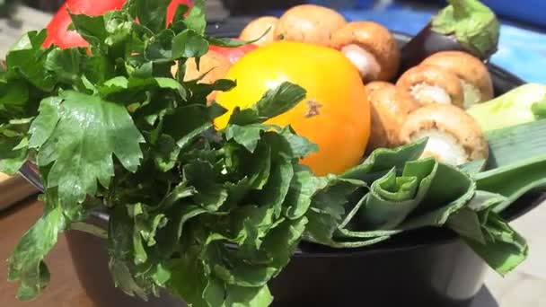 Groenten Kruiderijen Keuken Tafel Bereid Voor Bereiding Van Gezonde Heerlijke — Stockvideo