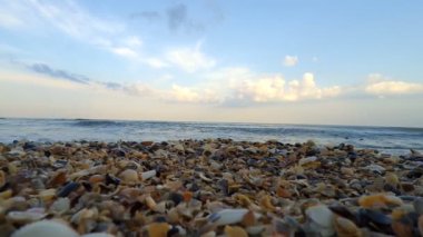 Sahilin deniz kıyısı, yaz aylarında su üzerindeki bulutlarda sahil sezonunda deniz manzarası.