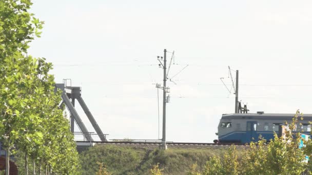 Futuristiska Moderna Tåg Passerar Mono Rail Ekologiska Framtida Koncept Aerial — Stockvideo