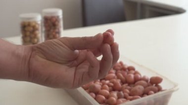 Küçük patates yumruları ıslah yöntemi ile laboratuvarda yetiştirilir. Büyüyen yeni elit patates çeşitleri