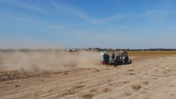 Vlucht Rond Moderne Krachtige Aardappelrooier Veld Met Grond Tracks Warme — Stockvideo