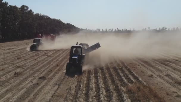 Vuelo Alrededor Poderosa Cosechadora Patatas Moderna Campo Con Pistas Tierra — Vídeos de Stock