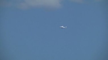 Standart olmayan bir pistte uçmaya hazır bir uçak.