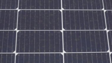 Güneş enerjisini toplamak ve onu elektriğe dönüştürmek için bir alana kurulmuş bir güneş paneli istasyonu. Çevre dostu elektrik enerjisi.