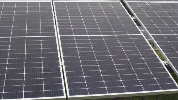 フィールドに設置された太陽光パネルステーションは 太陽エネルギーを収集し 電気に変換します 環境に優しい電気エネルギー — ストック動画