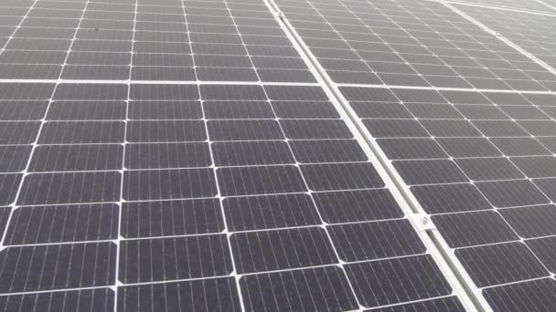 Solární panely instalované v terénu — Stock video
