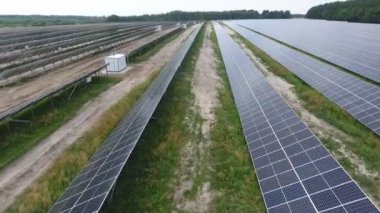 Güneş enerjisini toplamak ve onu elektriğe dönüştürmek için bir alana kurulmuş bir güneş paneli istasyonu. Çevre dostu elektrik enerjisi.