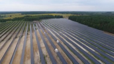 Güneş enerjisini toplamak ve onu elektriğe dönüştürmek için bir alana kurulmuş bir güneş paneli istasyonu. Çevre dostu elektrik enerjisi.