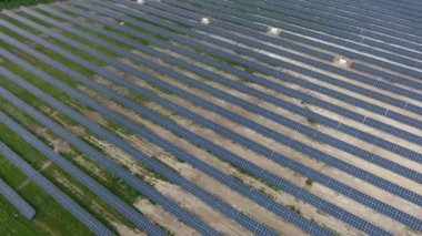 Güneş enerjisini toplamak ve onu elektriğe dönüştürmek için bir alana kurulmuş bir güneş paneli istasyonu. Çevre dostu elektrik enerjisi.