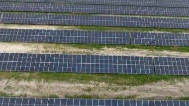 Güneş enerjisini toplamak ve onu elektriğe dönüştürmek için bir alana kurulmuş bir güneş paneli istasyonu. Çevre dostu elektrik enerjisi.