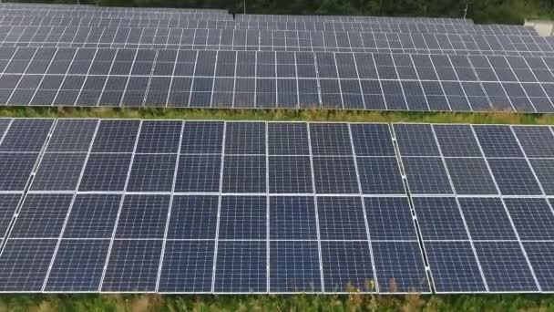 Eine Solaranlage, die auf einem Feld installiert wurde, um Sonnenenergie zu sammeln und in Strom umzuwandeln. Umweltfreundliche elektrische Energie.