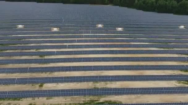 Stație Panouri Solare Instalată Într Câmp Pentru Colecta Energia Solară — Videoclip de stoc