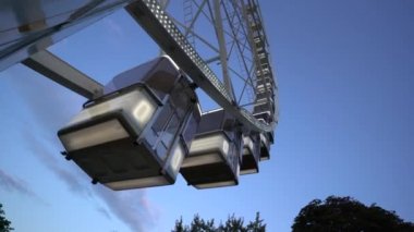 Budapeşte göz dönme dolap çeviriyor. Macaristan'ın başkenti hava kararıyor