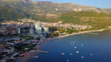 Budva Karadağ'ın havadan görünümü