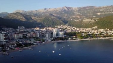 Budva Karadağ'ın havadan görünümü